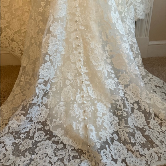 Elegant White Lace Wedding Dress - Picture 8 of 11